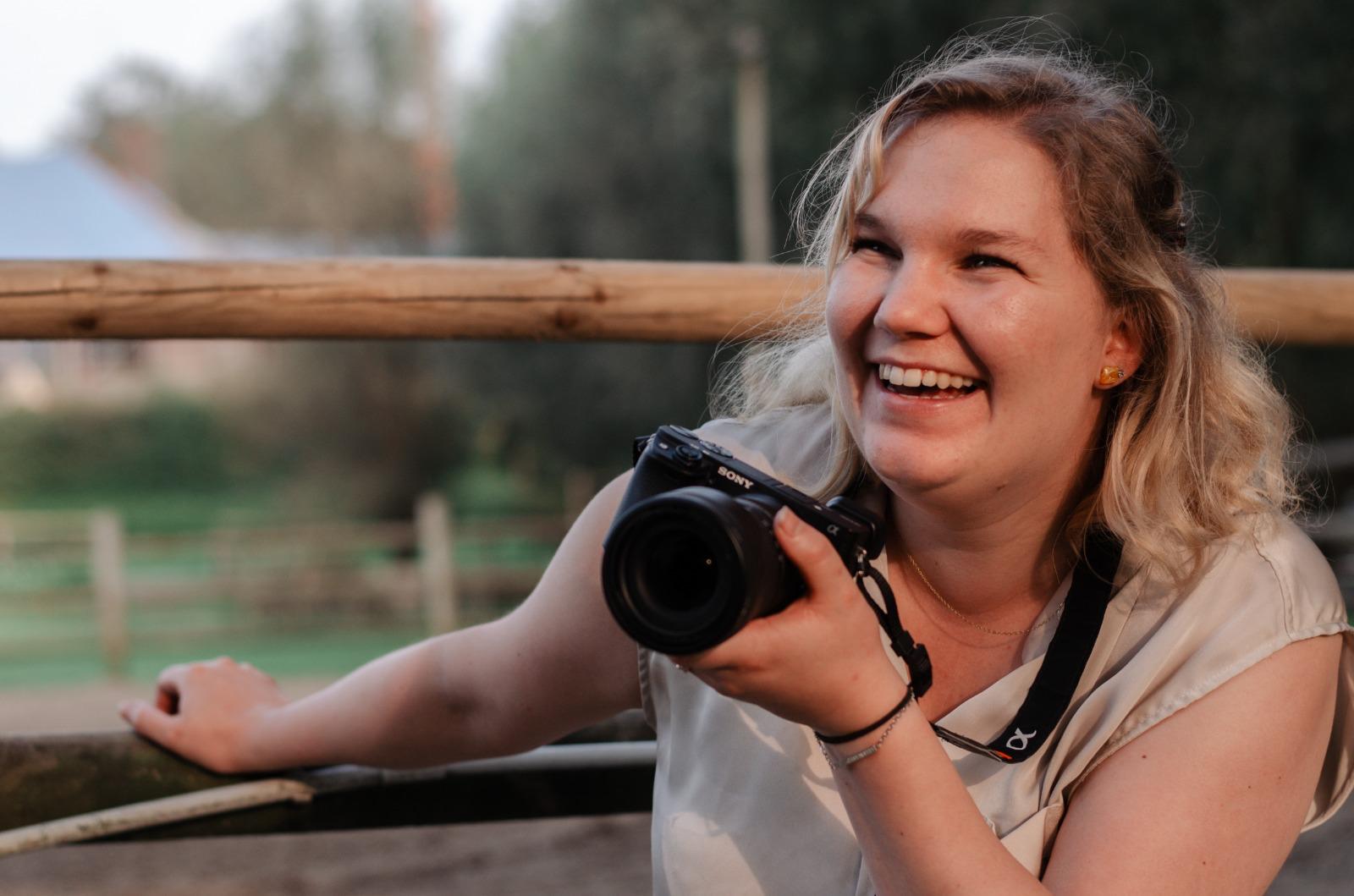 Ellie met haar camera, lachend
