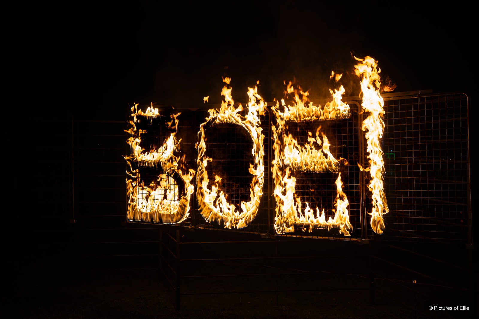 Brandende letters als eventinstallatie