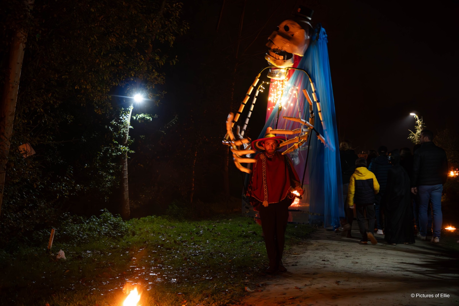 Verlichte skeletpop tijdens een nachtelijke optocht