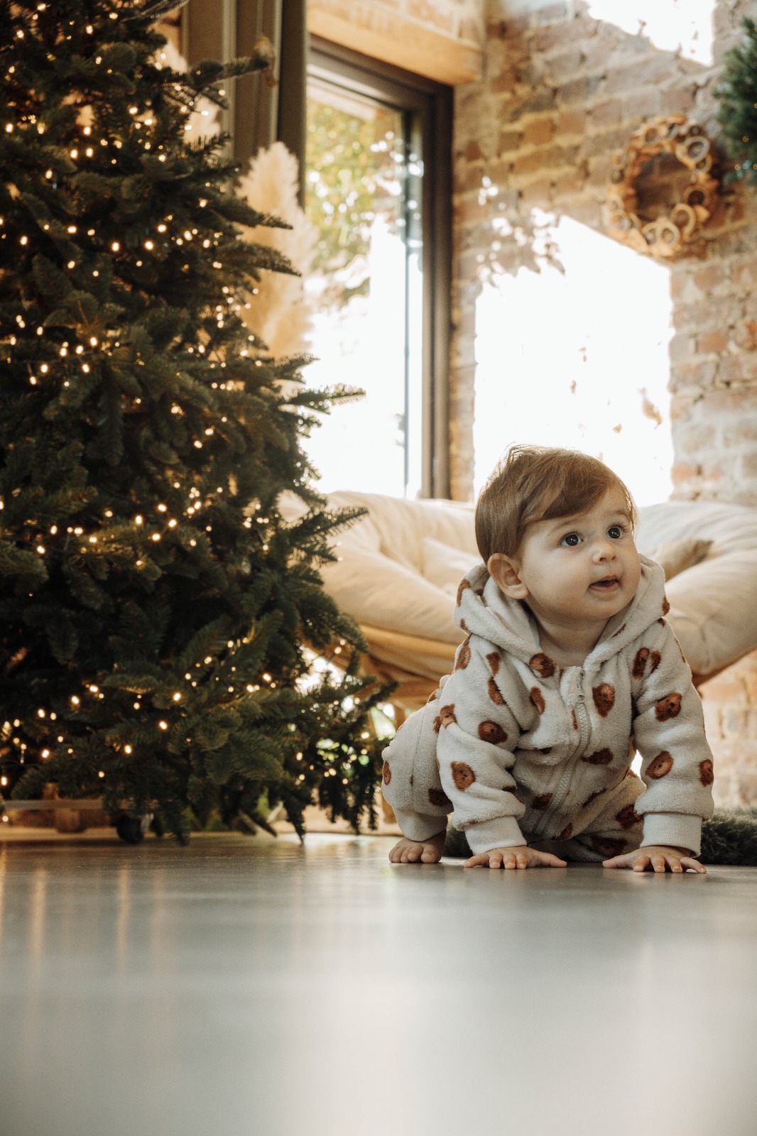 Baby kruipt richting de kerstboom