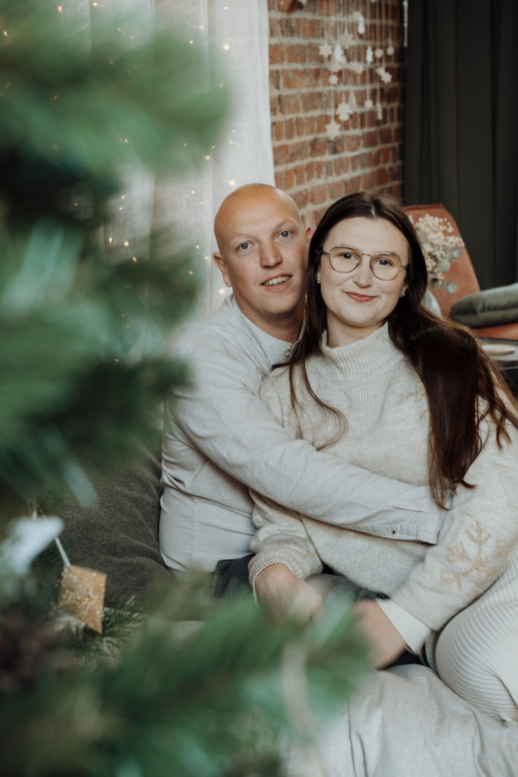 Koppel in gezellige truien, kerstsfeer