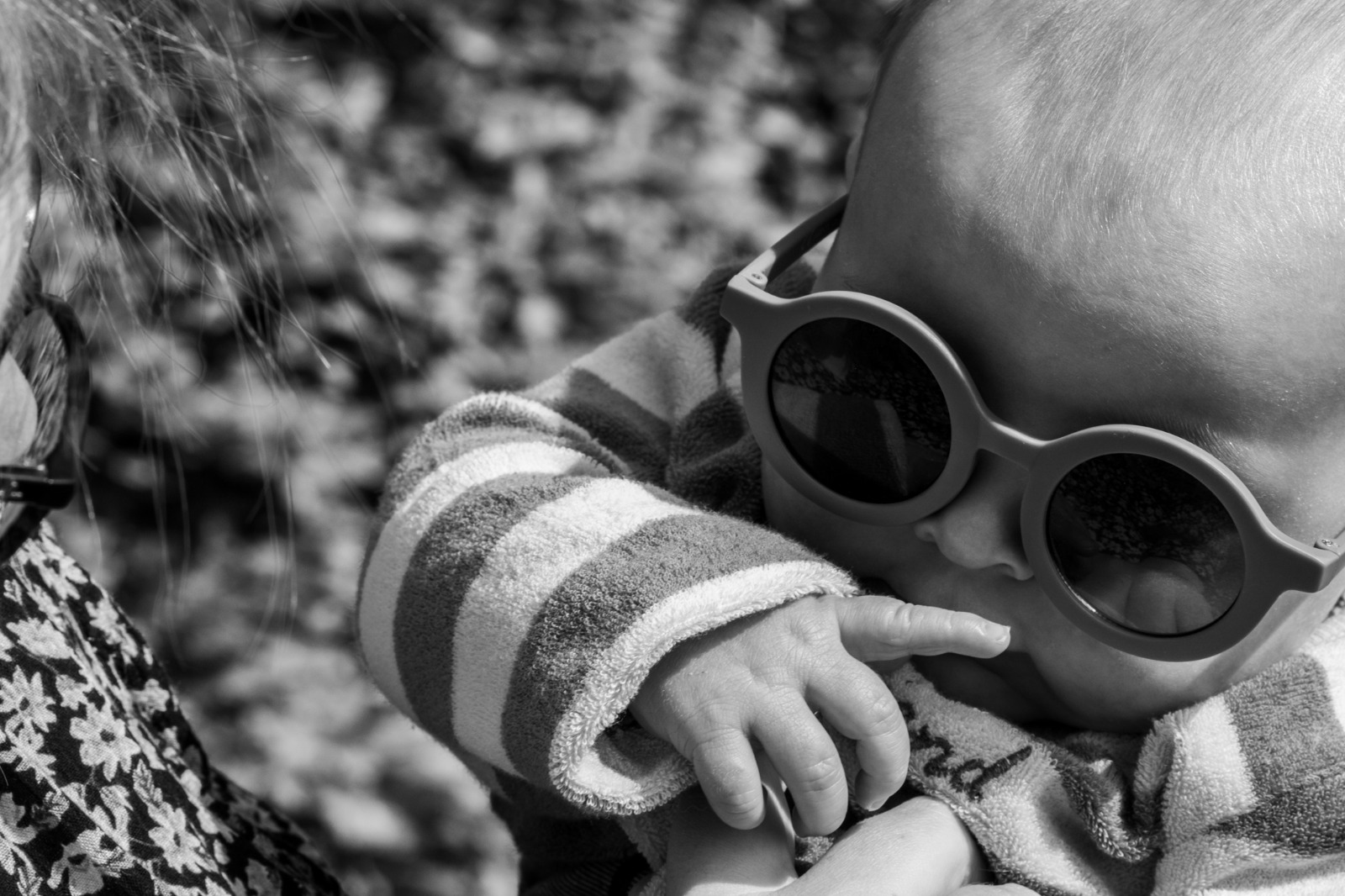 Baby met zonnebril, zwart-wit portret