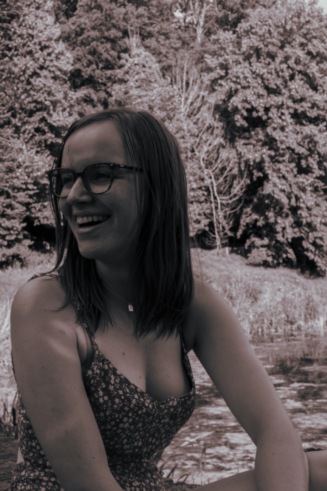 Portret van lachende vrouw bij een vijver